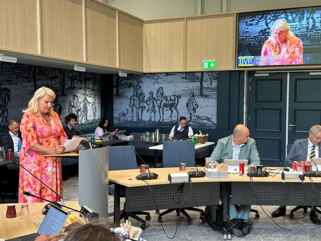 Alice Prenger, fractievoorzitter van Beter voor Rijswijk, spreekt tijdens het kaderdebat.