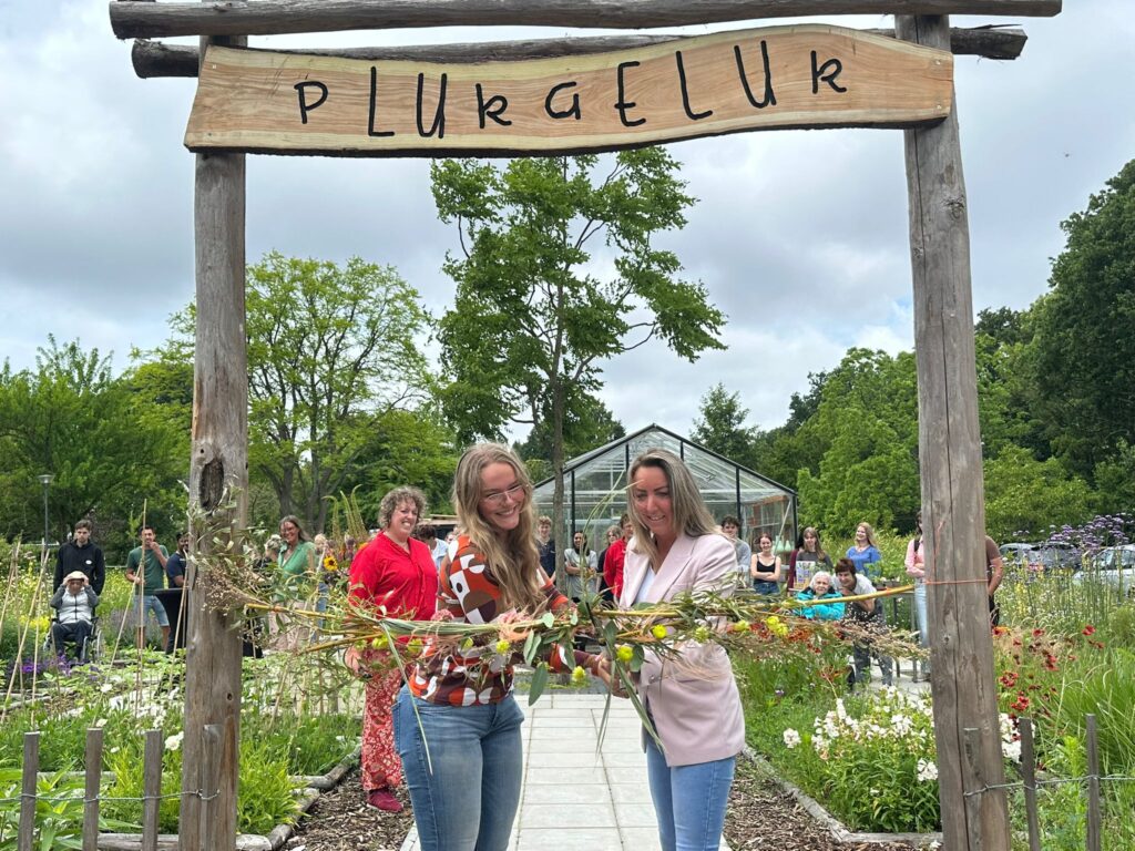 Wethouder Larissa Bentvelzen opent de tuin ‘PlukGeluk’ tijdens de Groene Doe Dag bij Yuverta MBO.